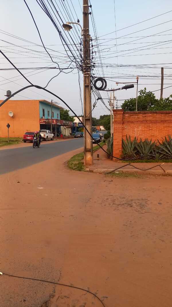 Peligro en Miraflores: Cables Sueltos y Alta Velocidad Amenazan a Vecinos » San Lorenzo PY