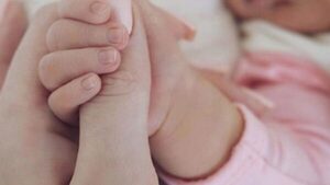 “Mi marido me reclama que le doy más atención a mi bebé que a él”