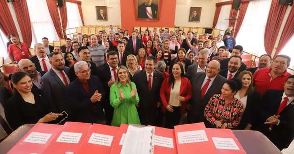 La Nación / Dirigentes de MRA buscan recuperar intendencia y entregan a la ANR 1.300 nuevas afiliaciones
