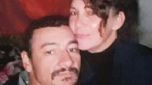 Mujer niega que el asesino prófugo de su pareja sea su amante