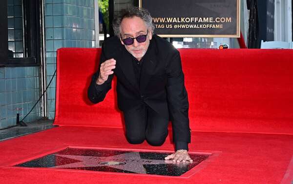 Tim Burton recibe su estrella en el Paseo de la Fama de Hollywood - Gente - ABC Color