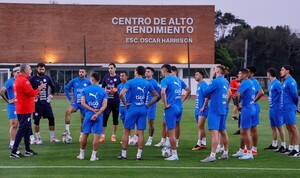 Gustavo Alfaro dirige sus primeras prácticas con la Albirroja y realiza un ajuste en la convocatoria