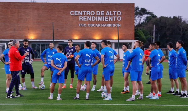 Gustavo Alfaro dirige sus primeras prácticas con la Albirroja y realiza un ajuste en la convocatoria