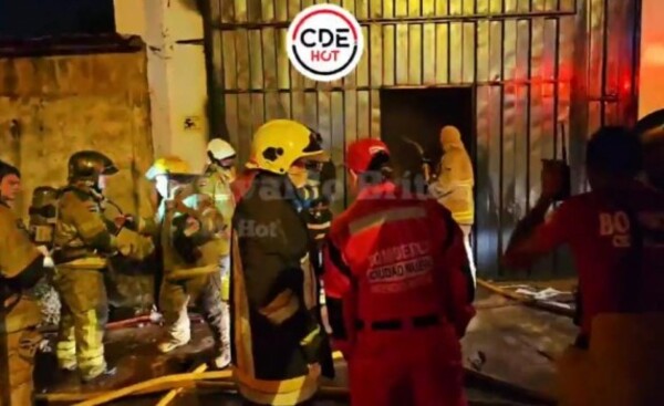 Incendio de gran magnitud afecta depósito de Electrofácil