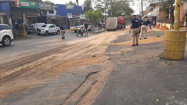 Camión se volcó en San Lorenzo y causó caótico embotellamiento vehicular - Nacionales - ABC Color