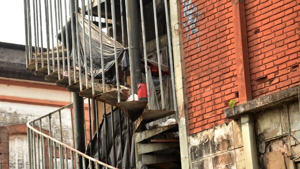 Ex cervecería abandonada es un refugio de adictos en microcentro