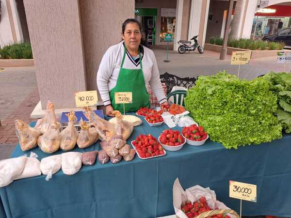 Familias de Central, Bajo Chaco y Caaguazú ofertan productos del campo en el Multiplaza - .::Agencia IP::.