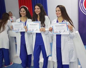 El Reconocimiento a la Excelencia Académica de la Universidad Central del Paraguay para Estudiantes de Medicina en 2024