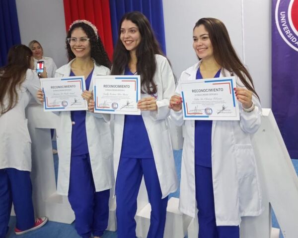 El Reconocimiento a la Excelencia Académica de la Universidad Central del Paraguay para Estudiantes de Medicina en 2024