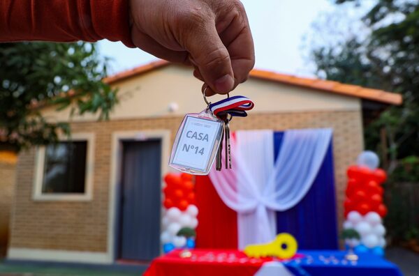 En Yaguarón, 22 familias recibieron las llaves de sus nuevas casas construidas por el Gobierno - .::Agencia IP::.