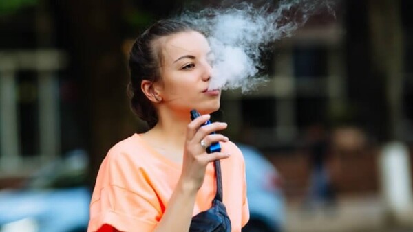 Atentis los bro: diputados buscan trancar venta y consumo de vapeadores