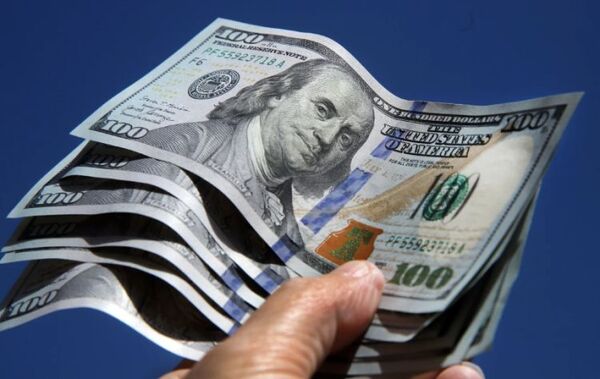 Subida de 50 puntos en dos días ya ubica al dólar en los G. 7.700