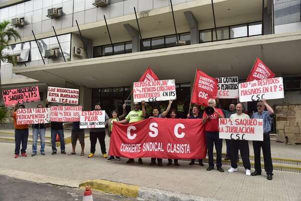 Protestan para exigir reposición de cirujanos pediátricos en IPS - Nacionales - ABC Color