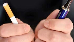Un estudio asocia el uso frecuente del móvil con peor salud de fumadores y diabéticos