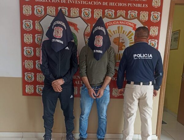 Imputan a falsificadores de documentos y placas de vehículos tras su detención - La Clave