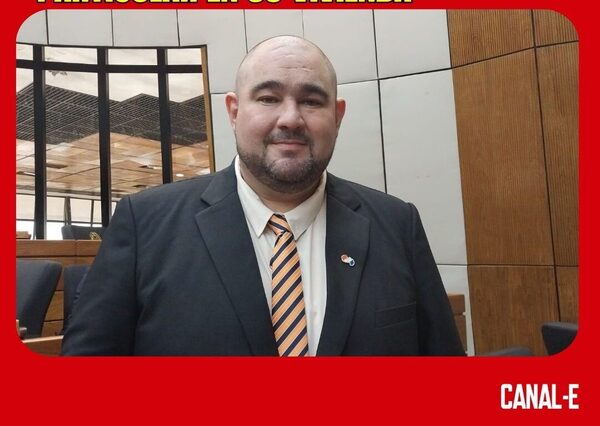 FUNCIONARIO DE DIPUTADOS DENUNCIA QUE JATAR LO EXPLOTA COMO LIMPIADOR PARTICULAR EN SU VIVIENDA