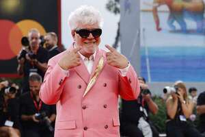 ¡Almodóvar y su traje rosa se llevaron todos los flashes en Venecia! - Gente - ABC Color