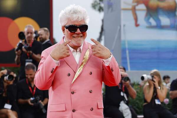 ¡Almodóvar y su traje rosa se llevaron todos los flashes en Venecia! - Gente - ABC Color