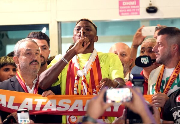 Versus / Victor Osimhen, apartado por el Nápoli, llega como una estrella al Galatasaray