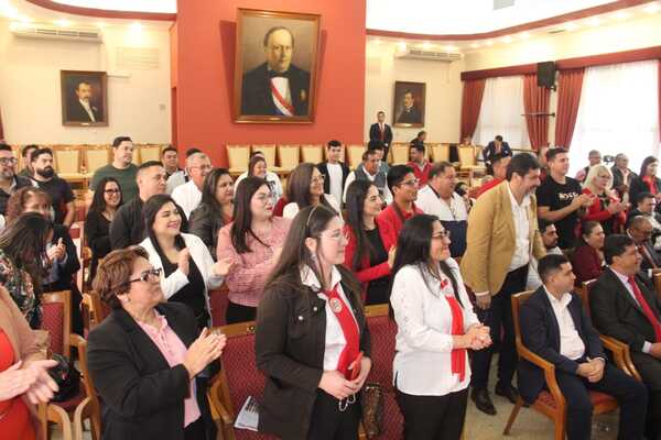 Dirigentes de HC del Alto Paraná llevaron su respaldo y su compromiso a Horacio Cartes - La Clave