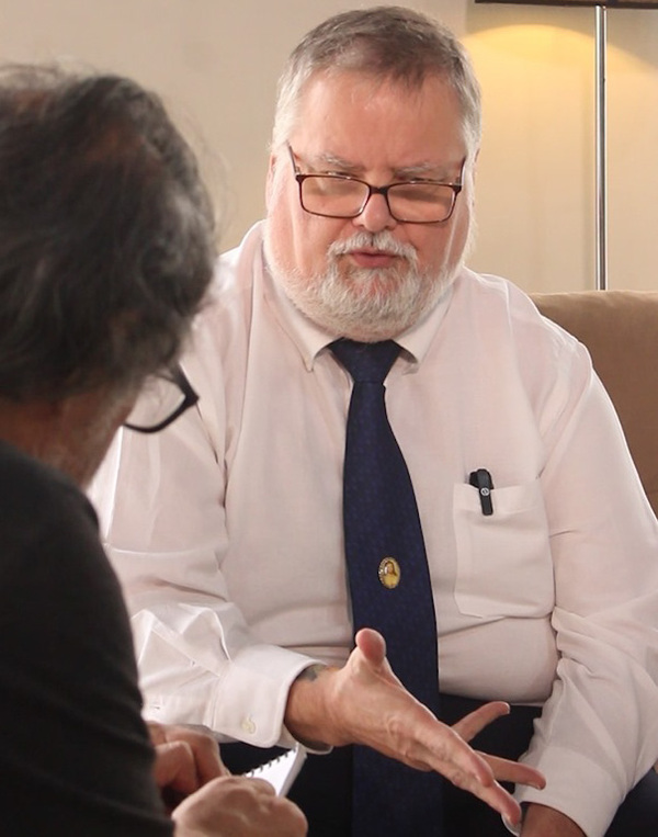 Chris McKinnell: heredero del legado Warren explora lo paranormal en Paraguay