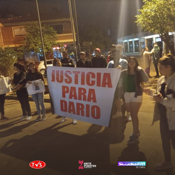 FAMILIARES DE VÍCTIMA DE ACCIDENTE DE TRÁNSITO SE MANIFIESTAN PACÍFICAMENTE FRENTE A COMISARÍA PRIMERA - TVS