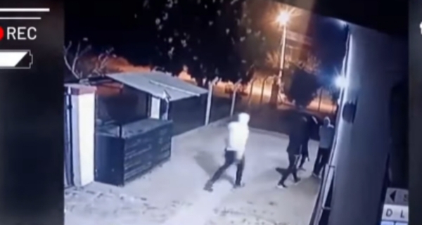 (VIDEO)En manada, ladrones robaron una vivienda en presencia de sus dueños