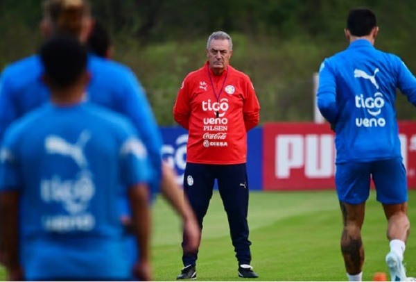 Gustavo Alfaro probando el posible onceno para el debut ante Uruguay