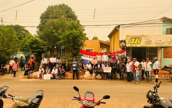 Autoconvocados de Arroyito se manifiestan ante Fiscalia de Horqueta