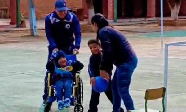 Docente emociona al ayudar a alumno en silla de ruedas a jugar con sus compañeros – Prensa 5
