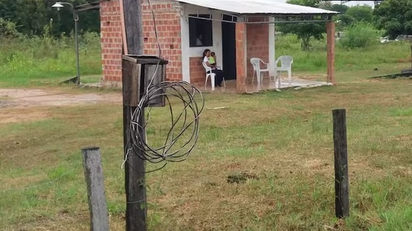 Presidenta de Comisión Vecinal deja si energía eléctrica a pobladores