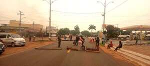 Capiibary: indígenas realizan corte intermitente de la ruta D006 frente a la Municipalidad - Nacionales - ABC Color