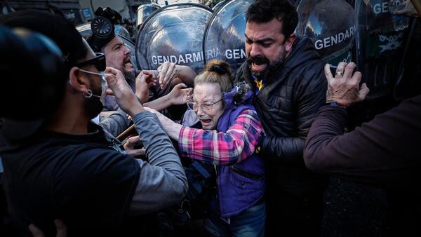 Jubilados y organizaciones sociales protestan contra veto de Milei a reforma previsional