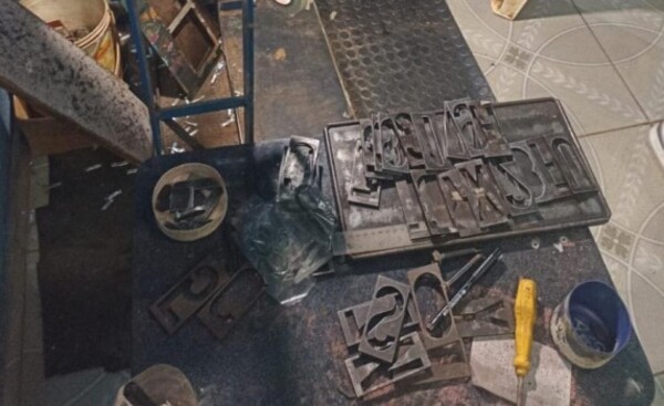 Dos imputados por supuesta fabricación ilegal de chapas para vehículos