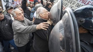 Jubilados protestan en Buenos Aires contra veto de Milei a la reforma jubilatoria