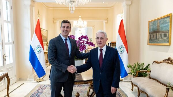 Peña se reune con procesado ex presidente colombiano Álvaro Uribe