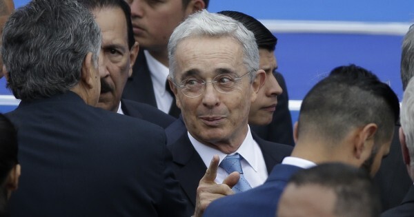 Uribe elogia a Machado y presiona a Santi a una posición más dura con Venezuela