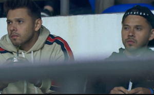 Los mellis Romero, juntos, viendo un partidito en Paraguay