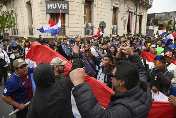 Protestan por supuesto favoritismo en subsidios de viviendas sociales - Economía - ABC Color