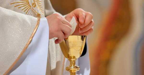 Difundieron fotos íntimas de un sacerdote con una mujer - SNT