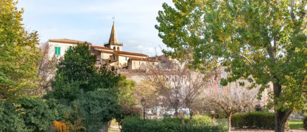 Un cura de un pueblo francés dimite después de reconocer tener una relación con una mujer a la que él mismo casó hace unos meses