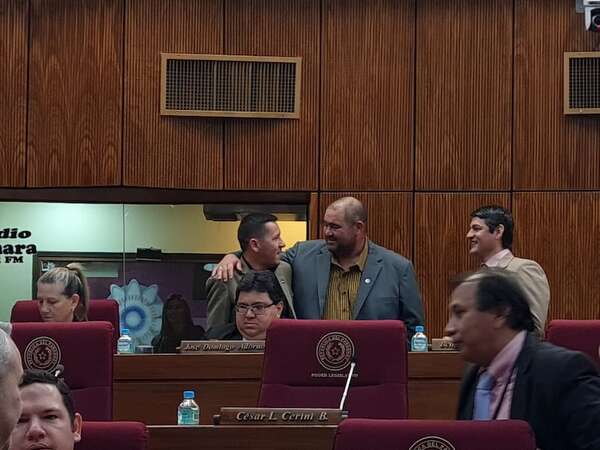 Denuncian a Jatar Fernández por casos de “esclavo de oro” e “invasión” - Política - ABC Color