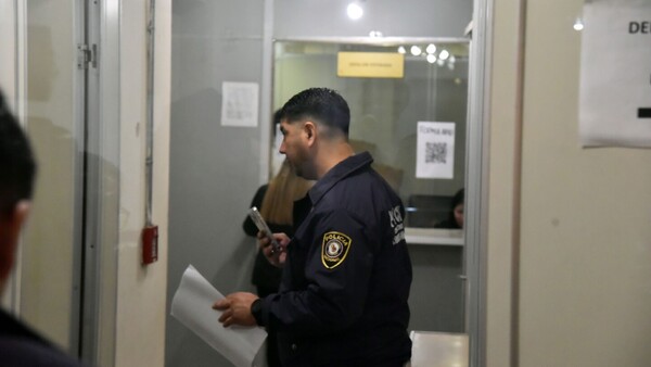 Al negociado en pandemia, Nenecho está en la mira por el uso de bonos