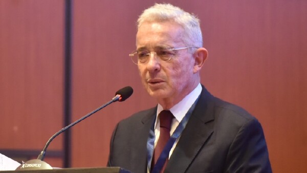 Uribe marcó las diferencias entre gerenciar y liderar