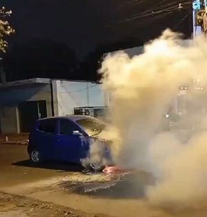 San Lorenzo: Un auto se incendia en pleno centro de la ciudad (Video) » San Lorenzo PY