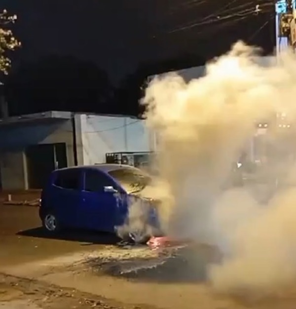 San Lorenzo: Un auto se incendia en pleno centro de la ciudad (Video) » San Lorenzo PY