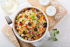 Cómo hacer una ensalada de arroz y aceitunas para acompañar todo tipo de carnes - Gastronomía - ABC Color