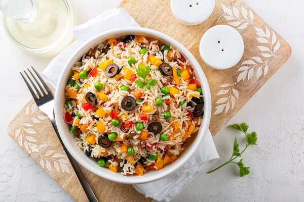 Cómo hacer una ensalada de arroz y aceitunas para acompañar todo tipo de carnes - Gastronomía - ABC Color