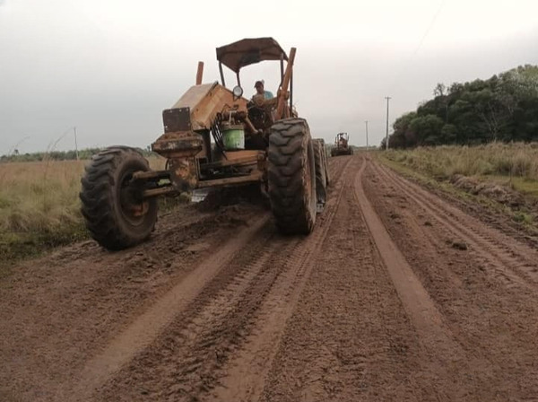 Plan de mejoramiento vial permanente en Ñeembucú facilita desplazamiento de unos 8.000 pobladores - .::Agencia IP::.