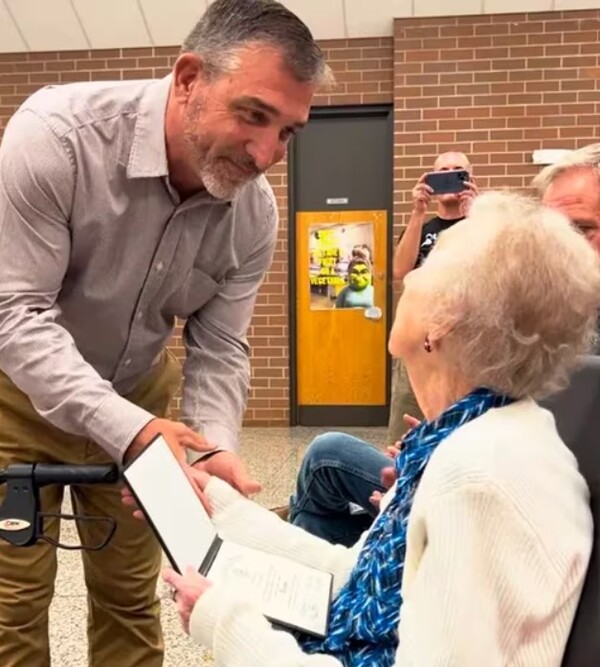 A los 99 años, Georgia McGarry se gradúa tras 80 años de espera